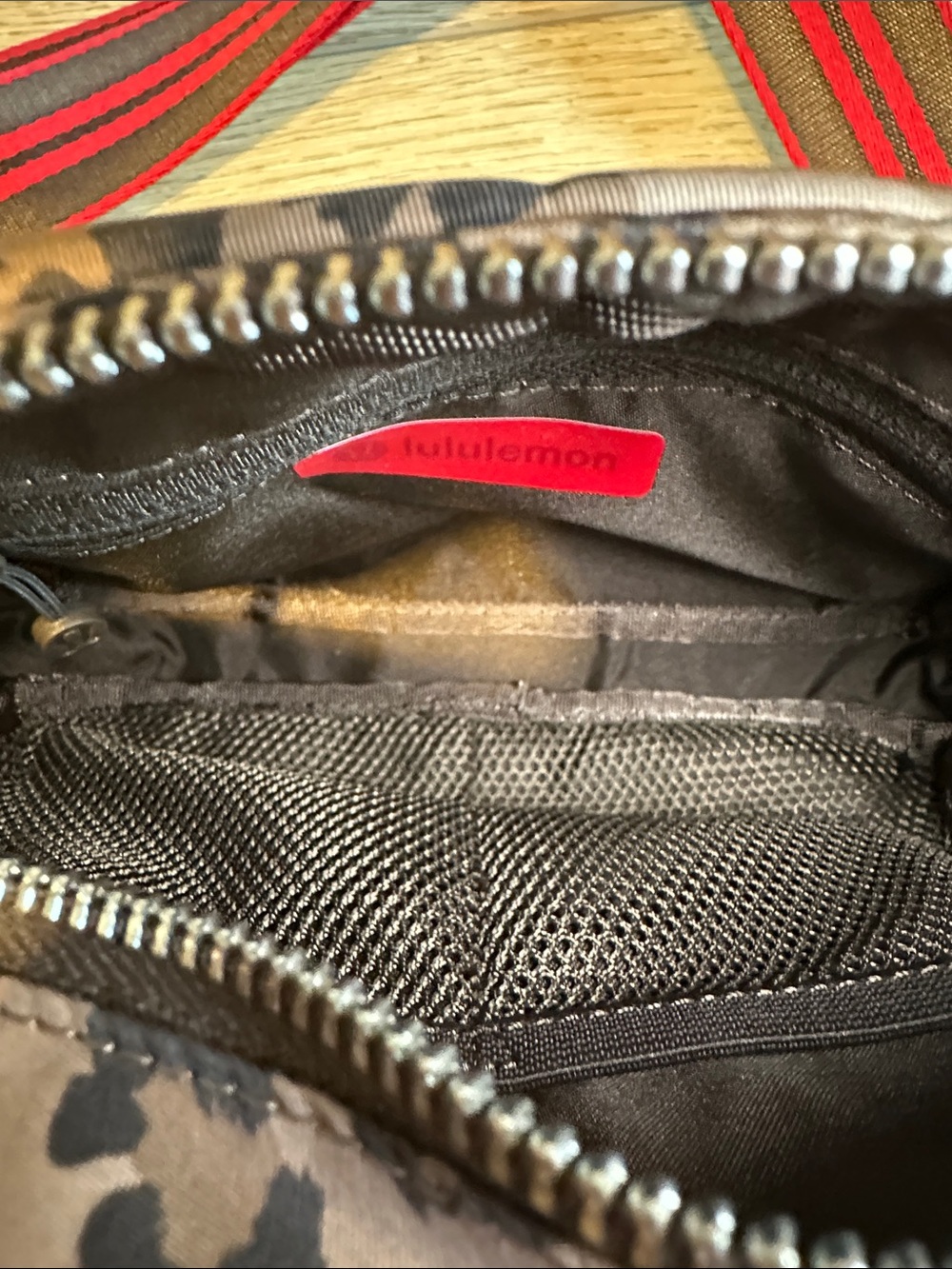 Lululemon Everywhere Crossbody Bag 2L - Picture 4 of 7